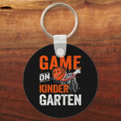 おもしろい試合幼稚園バスケットボール初日 キーホルダー (正面)