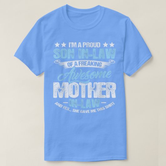 おもしろい誇りを持った母の義理の素晴らし息子 Tシャツ (デザイン正面)