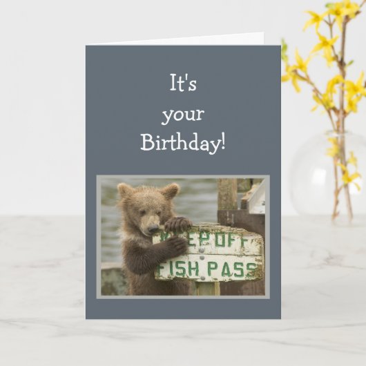 おもしろい誕生日いくつかのルールを破るクマ動物 カード (黄色い花)