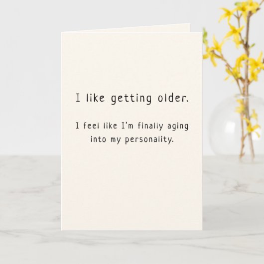 おもしろい誕生日カードが年を取るのが好き カード (黄色い花)