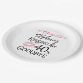 おもしろい誕生日キスをするA Decade Goodbyeカスタム ペーパープレート (アングル)