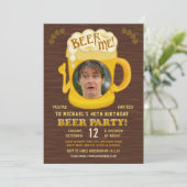 おもしろい誕生日ビールパーティー大人飲み込み写真の追加 招待状 (スタンド正面)