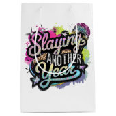 おもしろい誕生日ワードアートレディーズパーティー ミディアムペーパーバッグ (正面)