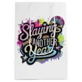 おもしろい誕生日ワードアートレディーズパーティー ミディアムペーパーバッグ (裏面)