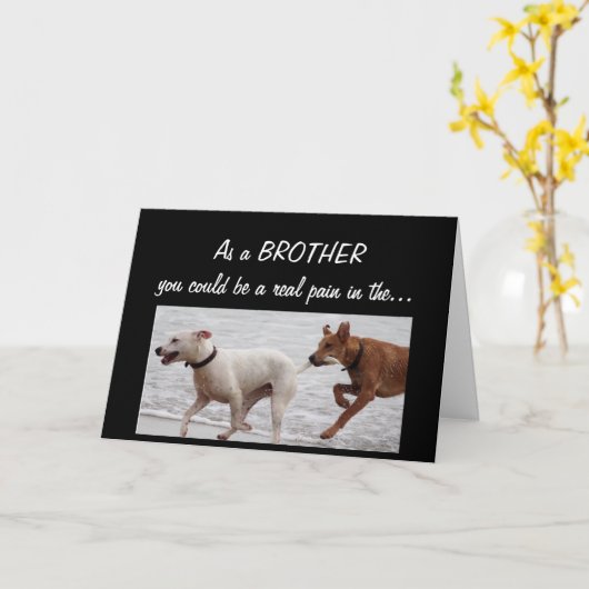 おもしろい誕生日兄弟の可愛い犬の痛み カード (黄色い花)