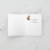 おもしろい誕生日名前をカスタムするかわいいウサギ、ニンジンのケーキ カード (内部)