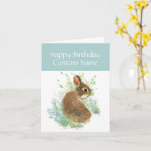 おもしろい誕生日名前をカスタムするかわいいウサギ、ニンジンのケーキ カード (黄色い花)