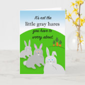 おもしろい誕生日，年を取る，小さな灰色の家事 カード (黄色い花)