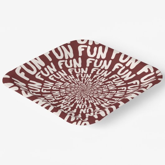 おもしろい語繰り返しスパイラルクリームバーガンディーレッド紙 ペーパープレート (傾斜あり)