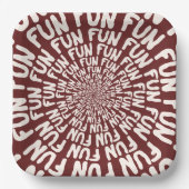 おもしろい語繰り返しスパイラルクリームバーガンディーレッド紙 ペーパープレート (正面)