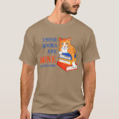 おもしろい読の本は私の猫だ Tシャツ (正面)