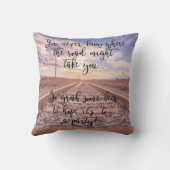 おもしろい諺の鉄道線路の背景 クッション (裏面)