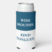 「おもしろい賢い口だ親切な舌だ。」 青と白 スリム缶クーラー (Seltzer裏面)
