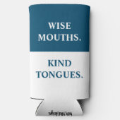 「おもしろい賢い口だ親切な舌だ。」 青と白 スリム缶クーラー (裏面)