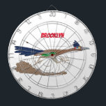 おもしろい走り鳥イラストレーション ダーツボード<br><div class="desc">この幸おもしろいせなロードランナーの鳥は、漫画のスタイルで道路を駆け下がっている。</div>