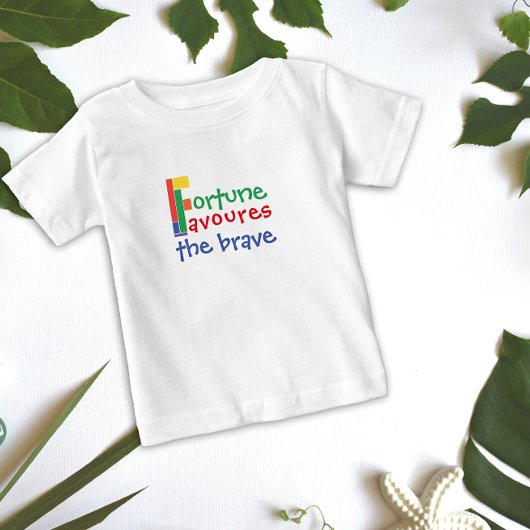 おもしろい運命は勇敢な人を味方するTシャツ ベビーTシャツ