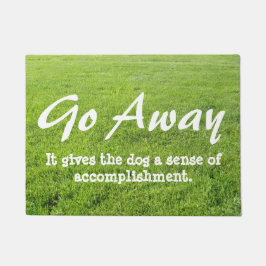 おもしろい遠くににドアマット-犬--は行きます ドアマット