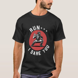 おもしろい野球の捕手 挑発するバックストップ バット Tシャツ