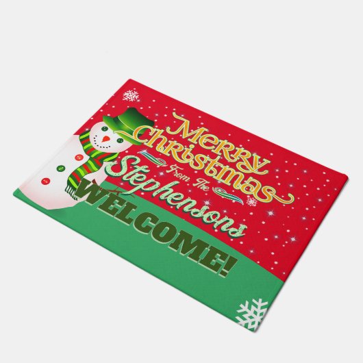 おもしろい雪だるまと家族の名前をRED Welcomeに表示 ドアマット (アングル)
