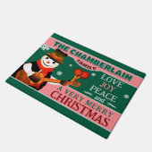 おもしろい雪だるまの帽子とスカーフ | グリーンクリスマス ドアマット (アングル)