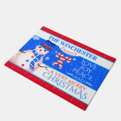 おもしろい雪だるまインブルーハットとスカーフ | BLUE Christmas ドアマット (アングル)
