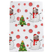 おもしろい雪だるまホワイトレッドグリーン顔クリスマス ミディアムペーパーバッグ (裏面)