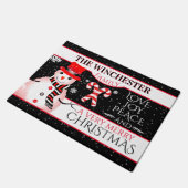 おもしろい雪だるまinレッドハットとスカーフ | BLACK Christmas ドアマット (アングル)