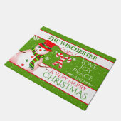 おもしろい雪だるまinレッドハットとスカーフ | GREENクリスマス ドアマット (アングル)