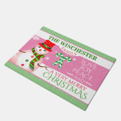 おもしろい雪だるまinレッドハットとスカーフ | PINKクリスマス ドアマット (アングル)
