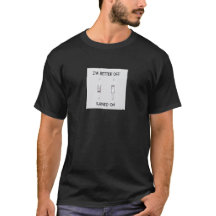 おもしろい電気のスイッチがオンになったTシャツ
