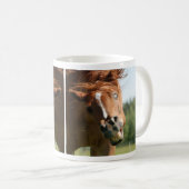 おもしろい馬の顔は、目がカールした熱狂する唇 コーヒーマグカップ (正面右)