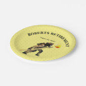 おもしろい黄の消防士の退職 ペーパープレート (アングル)