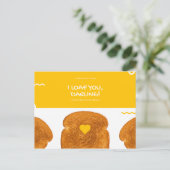 おもしろい黄色の丸いぐるぐるトーストラブ ポストカード (スタンド正面)