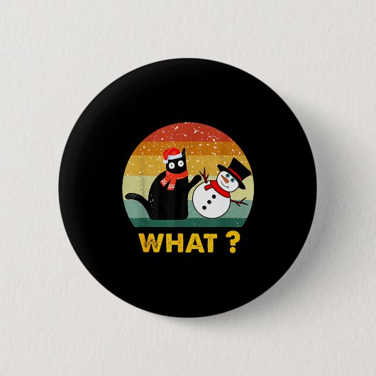 おもしろい黒猫が雪だるまを押す クリスマス冬のコスチューム 缶バッジ (正面)
