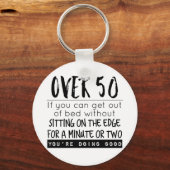 おもしろい50以上のベッドのジョークから抜け出す キーホルダー (正面)