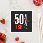 おもしろい50ishと素晴らしいレッド&ブラックタイポグラフィ スタンダードカクテルナプキン (インサイチュ)