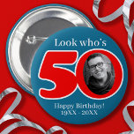 おもしろい50th red & blue自分の写真と名前を追加 缶バッジ<br><div class="desc">赤と青の色合いのおもしろい50th誕生日のフォトピンバッジ。過去から50歳の誕生日の受信者の写真や現在のおもしろい写真に加えて、自分で選んだ表現や名前を追加できるように設計。60歳のおもしろいプレゼント。Sarah Trettによってwww.mylittleeden.com用に作成</div>