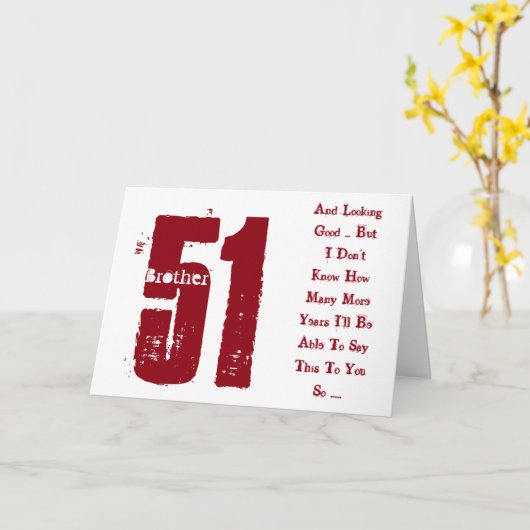 おもしろい51歳の誕生日ブラザー赤と白文字。 カード (黄色い花)