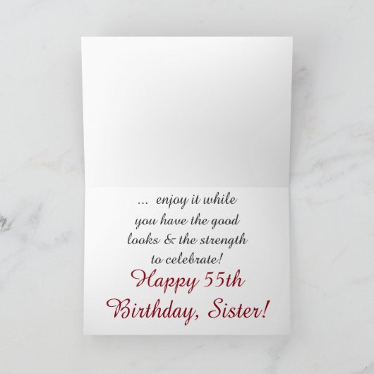 おもしろい55歳の誕生日お姉さん赤と白文字。 カード (内部)