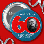 おもしろい60th red & blue自分の写真と名前を追加 缶バッジ<br><div class="desc">赤と青の色合いのおもしろい60th誕生日フォトピンボタンバッジ。過去または現在のおもしろい写真から60歳の誕生日の受信者の写真に加えて、表現や名前の選択を追加するように設計されている。60歳のおもしろいプレゼント。Sarah Trettによってwww.mylittleeden.com用に作成</div>