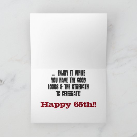 おもしろい65歳の誕生日ブラザー赤と白文字。 カード (内部)