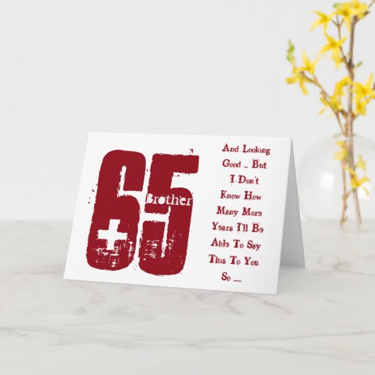おもしろい65歳の誕生日ブラザー赤と白文字。 カード (黄色い花)