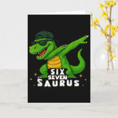 おもしろい67 Tレックス恐竜 六 七 数字 男の子 キッズ カード (黄色い花)