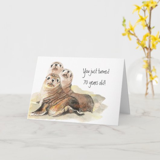 おもしろい70誕生日「成長しない」かわいいシール カード (黄色い花)