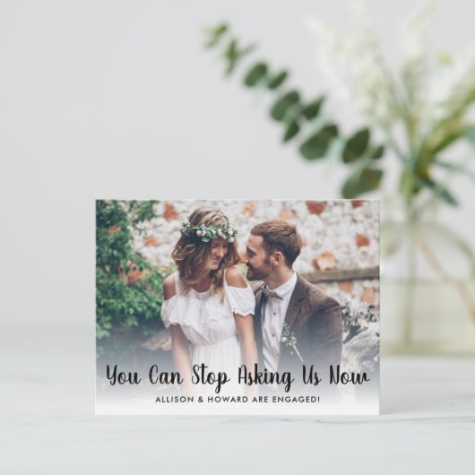 おもしろい これで質問は終わりにしよう 私たち付き合ってるのよ 結婚するの フォトエンゲージメント 案内ポストカード (スタンド正面)