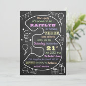 おもしろい&トレンディーカルクボード3rd誕生日招待状 招待状 (スタンド正面)