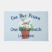 おもしろい!一人の素敵な人、一人の老人がここに住んでいる ドアマット (正面)