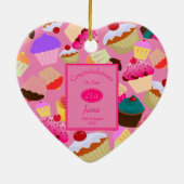 おもしろい,明るいピンクのカップケーキ任意の年齢誕生日ギフト セラミックオーナメント (裏面)