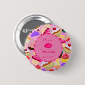 おもしろい、明るいピンクのカップケーキ任意の年齢誕生日 缶バッジ (正面&裏面)