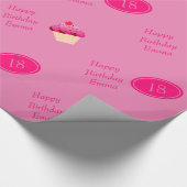 おもしろい、明るいピンクのカップケーキ年齢の誕生日プレゼント ラッピングペーパー (角)